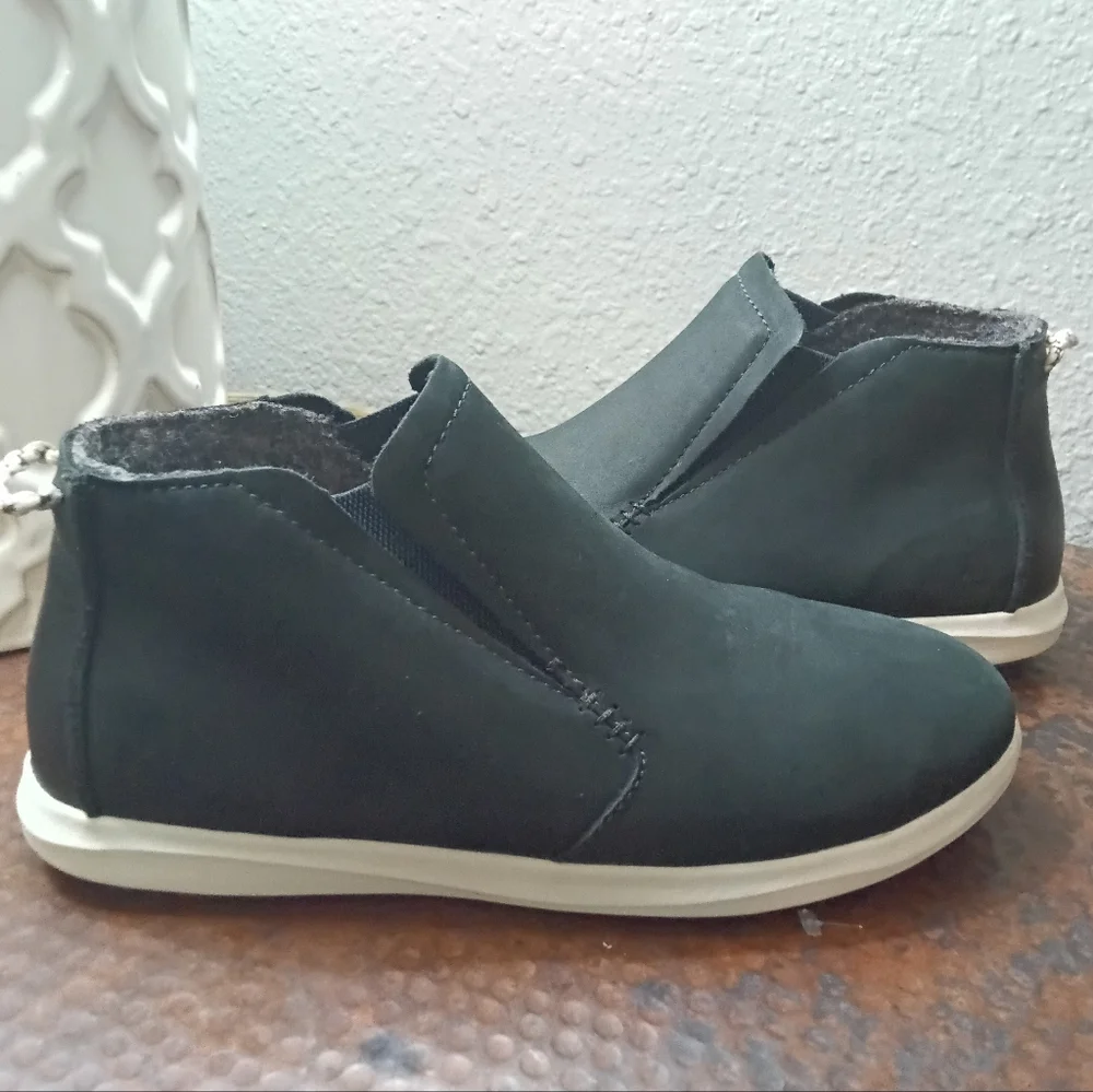 OluKai Sz. 7 Hawai'iloa Manu Hope Boots in Lava Rock